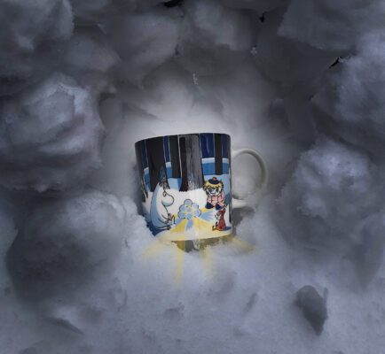 Snow lantern Moomin mug in snow