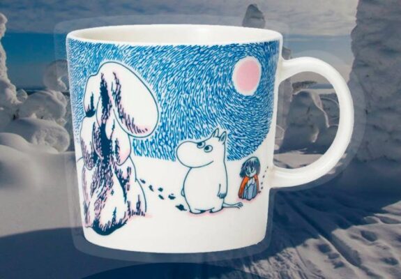 Snow-load Moomin mug in snow